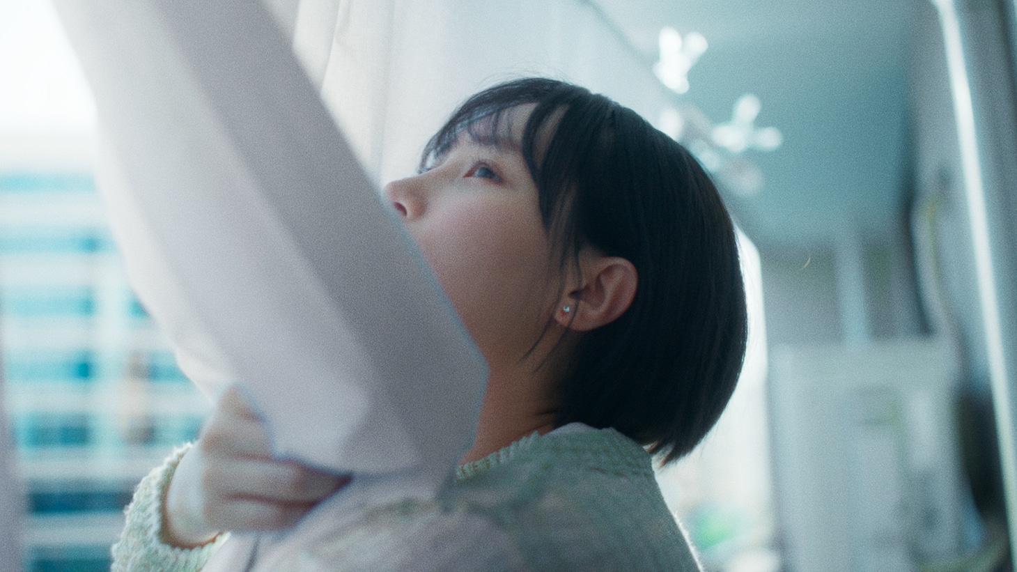 hockrockb「プレゼント交換」ミュージックビデオより。