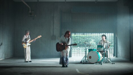 hockrockb「プレゼント交換」ミュージックビデオより。