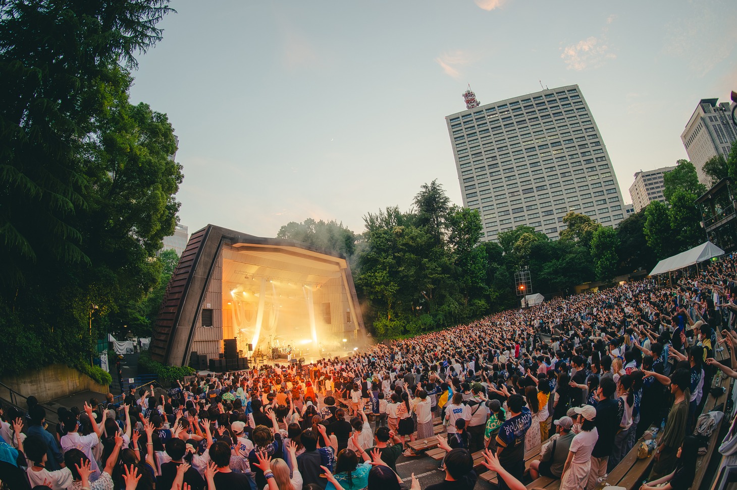 「おいしくるメロンパン antique tour - 貝殻の上を歩いて -」東京・日比谷公園大音楽堂（日比谷野音）公演より。（撮影：郡元菜摘）