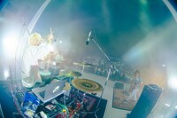 「おいしくるメロンパン antique tour - 貝殻の上を歩いて -」東京・日比谷公園大音楽堂（日比谷野音）公演より。（撮影：郡元菜摘）