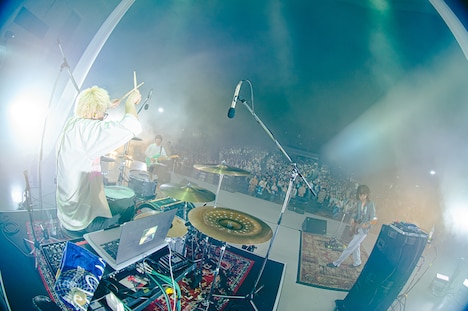 「おいしくるメロンパン antique tour - 貝殻の上を歩いて -」東京・日比谷公園大音楽堂（日比谷野音）公演より。（撮影：郡元菜摘）