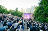 「おいしくるメロンパン antique tour - 貝殻の上を歩いて -」東京・日比谷公園大音楽堂（日比谷野音）公演より。（撮影：郡元菜摘）