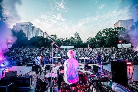 「おいしくるメロンパン antique tour - 貝殻の上を歩いて -」東京・日比谷公園大音楽堂（日比谷野音）公演より。（撮影：タカギユウスケ）