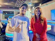 左からTaiTan、「The Debrief」パーソナリティのサナ。