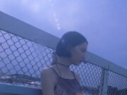 TAKU INOUE「トラフ（feat. にんじん from ロクデナシ）」ミュージックビデオより。