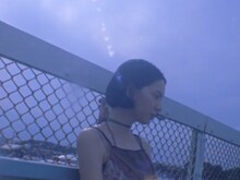 TAKU INOUE「トラフ（feat. にんじん from ロクデナシ）」ミュージックビデオより。