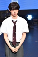 頬を膨らますHANJIN。