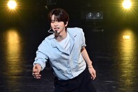 サインボールを投げるSHINYU。