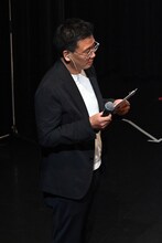 TWSを温かく見守る古家正亨。