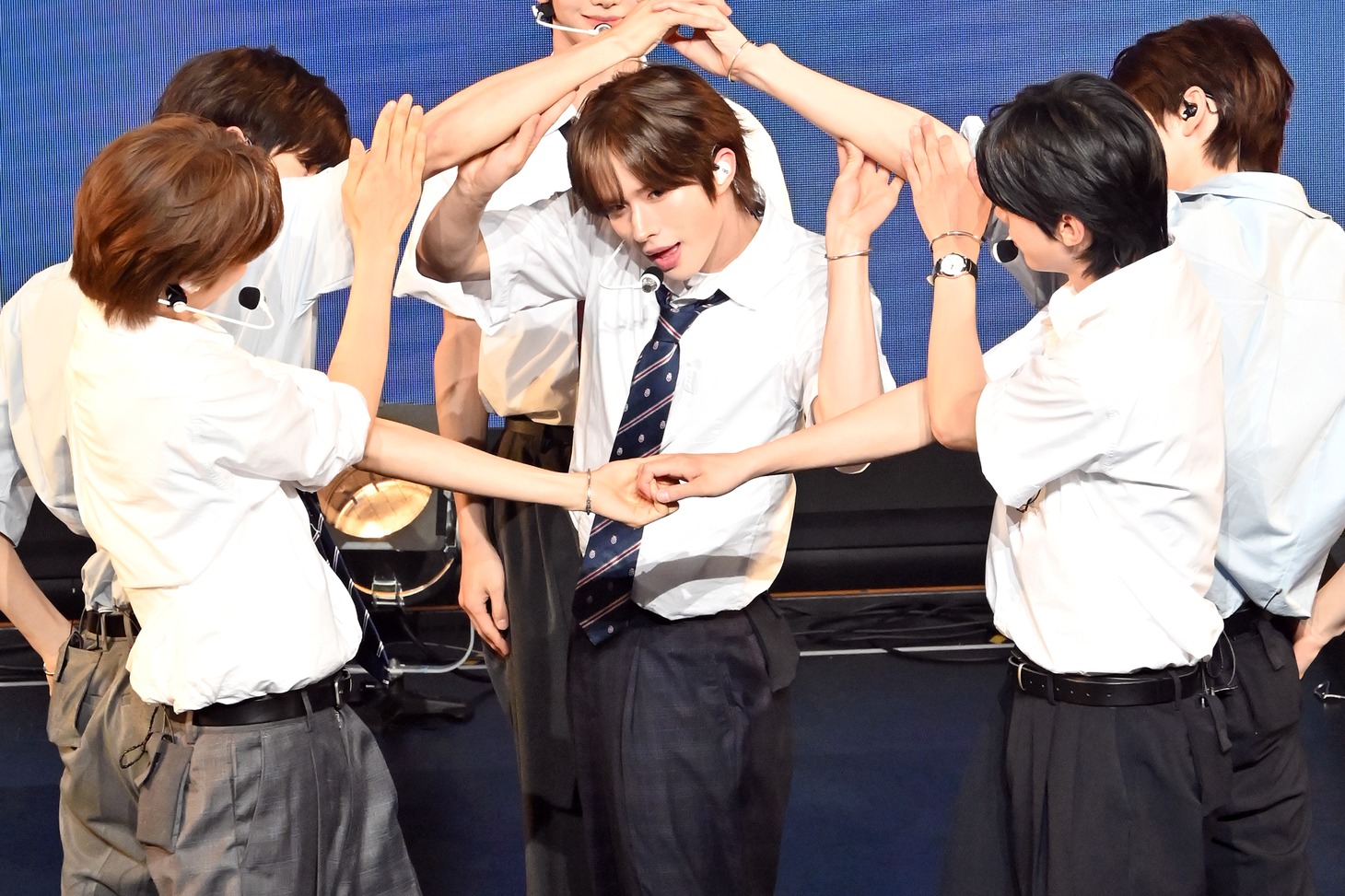 KYUNGMIN（中央）