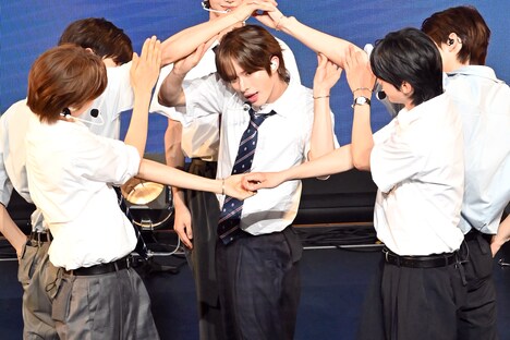 KYUNGMIN（中央）