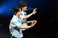 手を振るSHINYU（手前）とKYUNGMIN（奥）