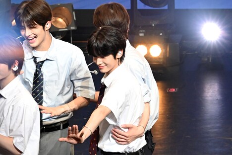 ファンサービスに夢中なHANJINをステージ袖に導くSHINYU。