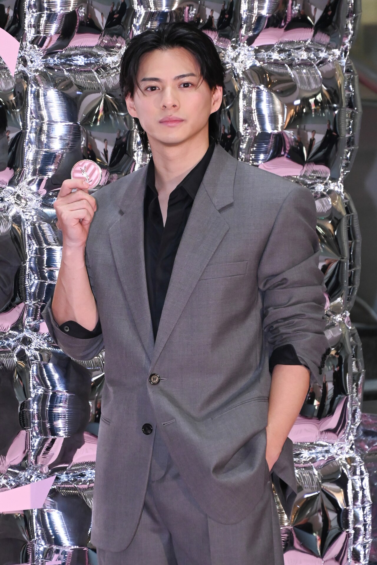 「YSL メイクミーブラッシュ パウダー」を手にポーズをキメる平野紫耀。