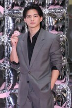 「YSL メイクミーブラッシュ パウダー」を手にポーズをキメる平野紫耀。