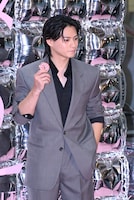 報道陣が多く、どのカメラを見ようか迷う平野紫耀。