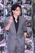 報道陣が多く、どのカメラを見ようか迷う平野紫耀。