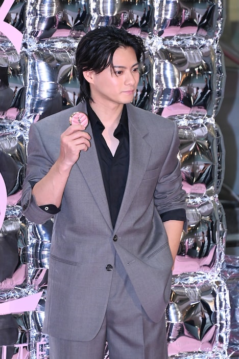 報道陣が多く、どのカメラを見ようか迷う平野紫耀。