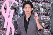 「YSL メイクミーブラッシュ パウダー」を持つ平野紫耀。