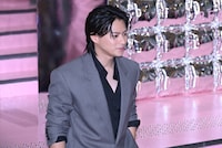 会見場を去る平野紫耀。