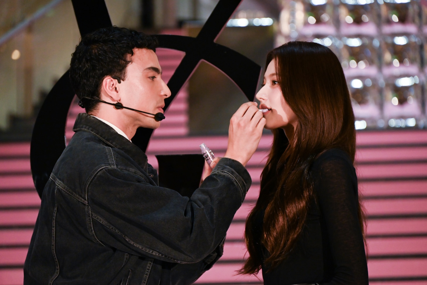 メイクアップアーティストに「YSL ラブシャイン グロスプランパー」を塗ってもらうSANA（TWICE）。