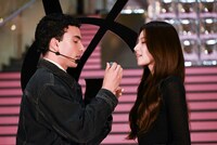 メイクアップアーティストに「YSL ラブシャイン グロスプランパー」を塗られる直前のSANA（TWICE）。