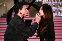 メイクアップアーティストに「YSL ラブシャイン グロスプランパー」を塗られているSANA（TWICE）。