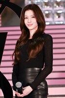 マイクを持つSANA（TWICE）。