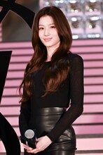 マイクを持つSANA（TWICE）。