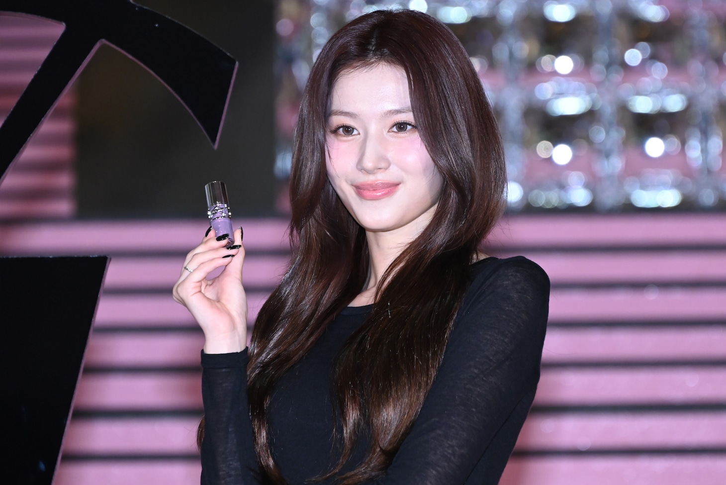 「YSL ラブシャイン グロスプランパー」を手にほほえむSANA（TWICE）。
