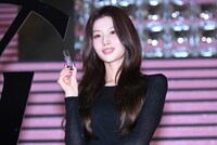 「YSL ラブシャイン グロスプランパー」で唇のボリュームがアップするSANA（TWICE）。