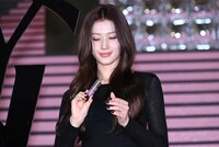 「YSL ラブシャイン グロスプランパー」の向きを変えるSANA（TWICE）。