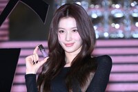 「YSL ラブシャイン グロスプランパー」を持つSANA（TWICE）。