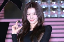 「YSL ラブシャイン グロスプランパー」を持つSANA（TWICE）。