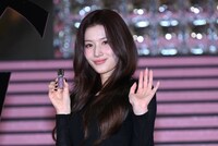 手を振るSANA（TWICE）。