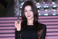 「YSL ラブシャイン グロスプランパー」を持つSANA（TWICE）。