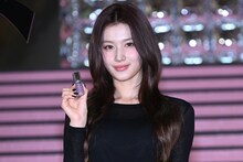 「YSL ラブシャイン グロスプランパー」を持つSANA（TWICE）。