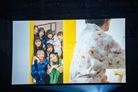 黄色いドアの向こうから小林歌穂を見つめるえびちゅうメンバー。