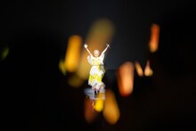 スポットライトを浴びて登場した小林歌穂。