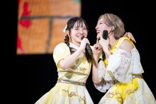 桜井えま（左）に100%のスマイルを執拗にアピールする小林歌穂（右）。