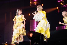 中山莉子（左）に最後の「みたことない虫」を届ける小林歌穂（左）。