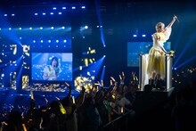 1人トロッコでスタンドを回る小林歌穂。