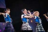 「まっすぐ」のラストフレーズを歌い上げる風見和香。