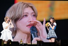 小林歌穂（左）への手紙を読み上げる中山莉子（右）。