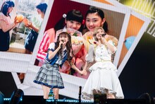 手をつないで歌うカホリコ。