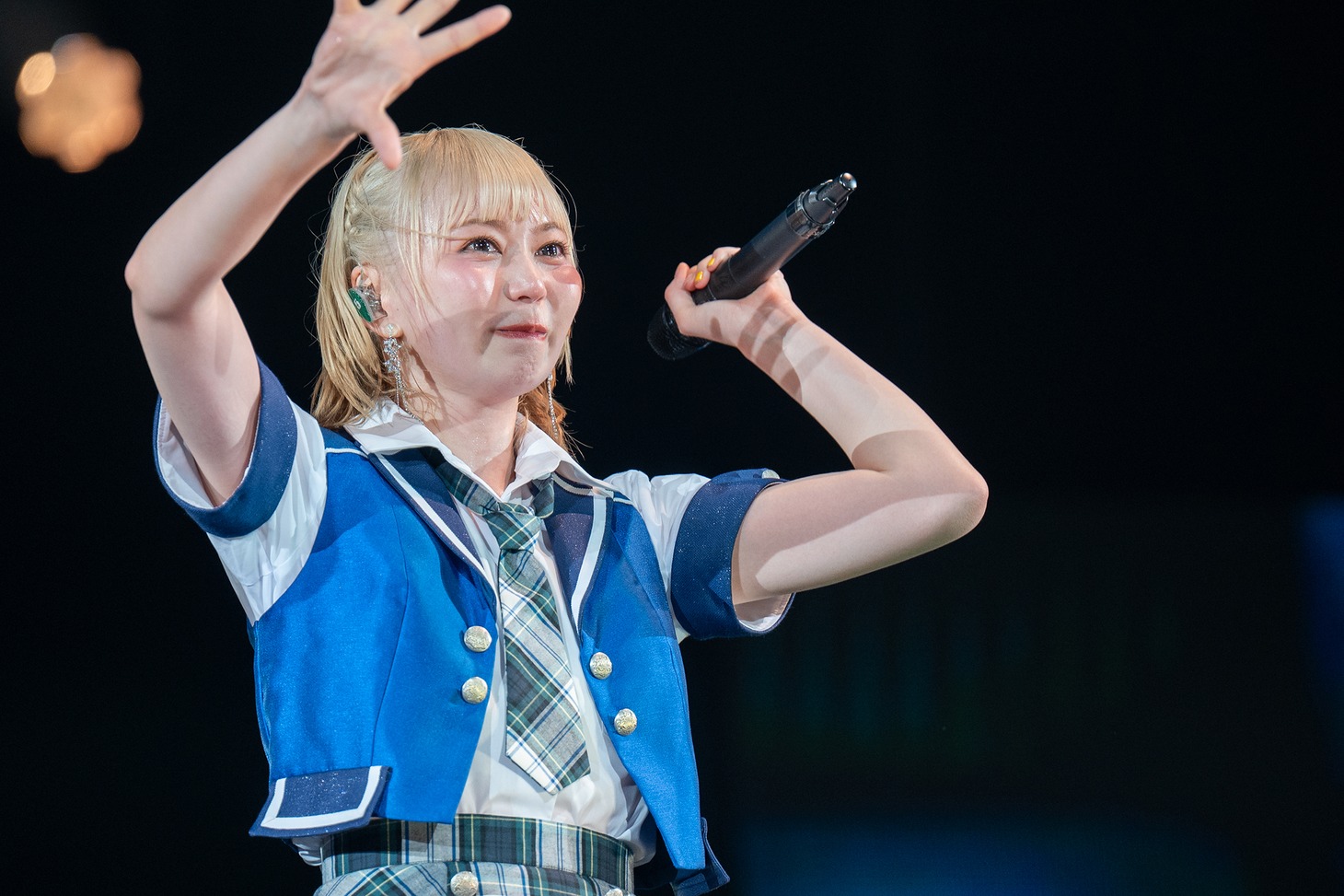 安本彩花