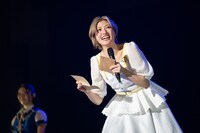 ファミリー宛の手紙を持参した小林歌穂。