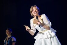 ファミリー宛の手紙を持参した小林歌穂。