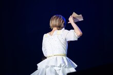 “幸せの貼り紙”だらけの背中を見せる小林歌穂。