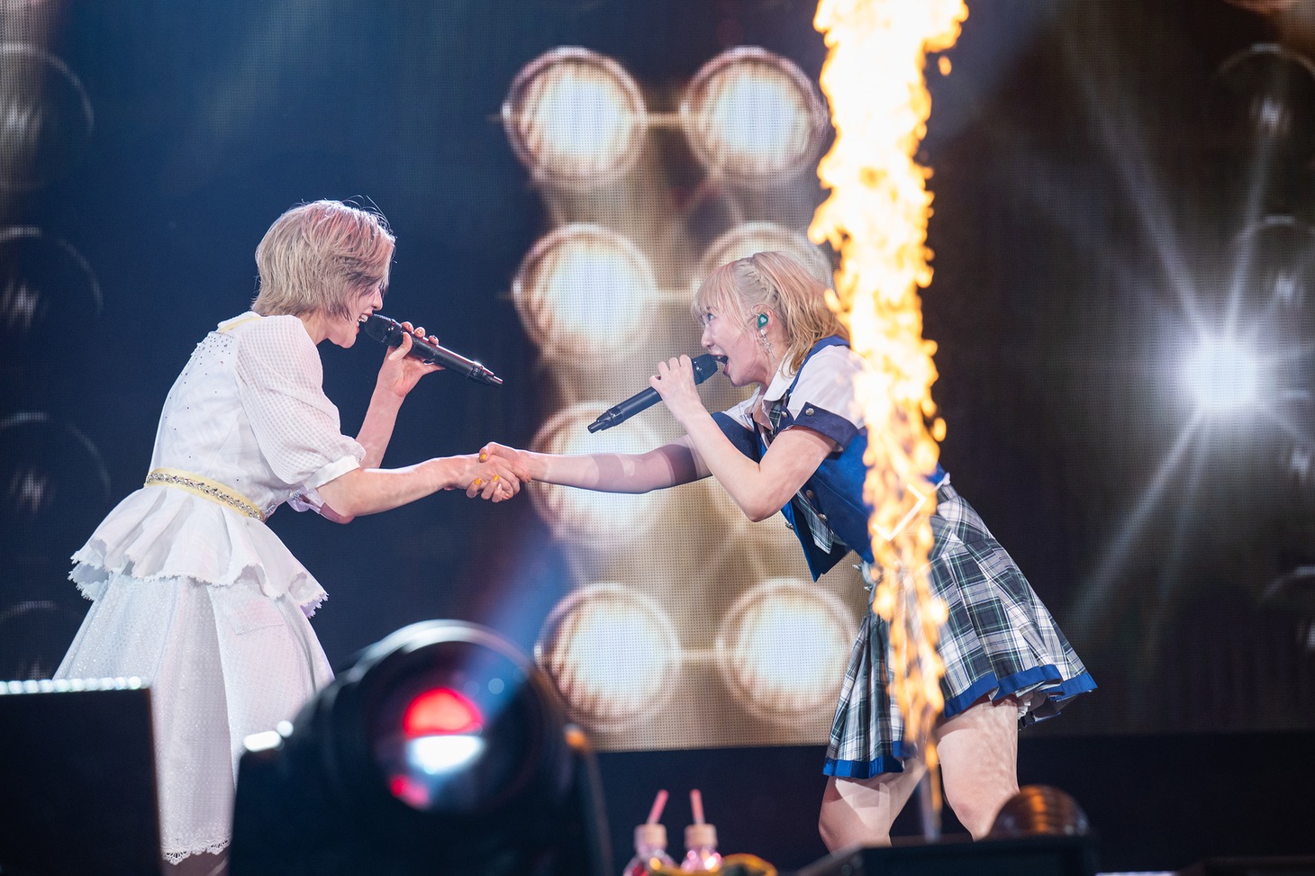 手をつないで熱唱する小林歌穂（左）と安本彩花（右）。